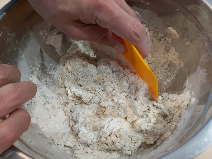 Mezcla los ingredientes en un bol ayudándote de una rasqueta