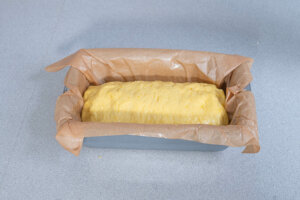 Coloca en un molde forrado con papel de horno