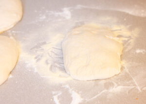 Coloca la bola sobre una cama de semolina procurando no desgasificarla