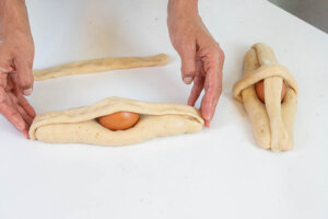 Coloca las tiras de masa encima del huevo