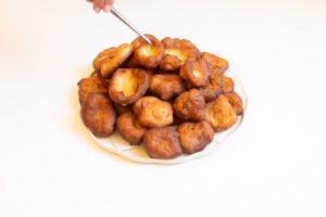 Coloca en un plato y espolvorea con azúcar