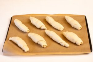 Coloca en una bandeja con el pliegue hacia abajo