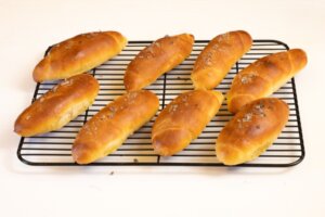 Saca del horno y deja enfriar sobre una rejilla