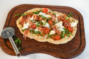 saca del horno y añade ingredientes frescos