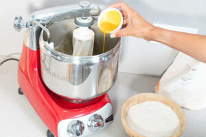 Añade los ingredienes a la cubeta de la amasadora