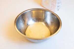 Coloca la masa en un bol untado con aceite