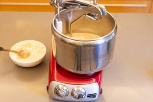 mete los líquidos en la amasadora