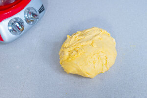 Saca la masa de la cubeta