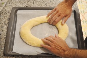 Formar una rosca con las manos ligeramente enharinadas