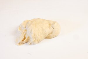 Saca la masa de la amasadora cuando esté lisa y eelástica.