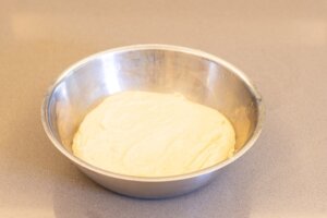 pasa la masa a un bol ligeramente aceitado