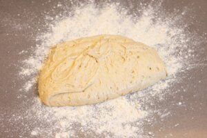 vuelca la masa en la encimera sin desgasificar