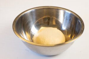 Pasa a un bol untado con aceite y tapa