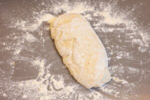 Forma una barra alargada ayudándote de la rasqueta