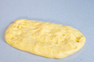 Estira la masa formando un rectángulo