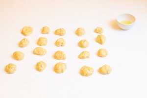 Divide la masa en pequeños trozos