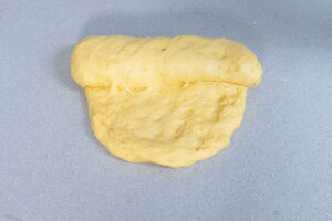 Enrolla sobre sí misma dándole algo de tensión