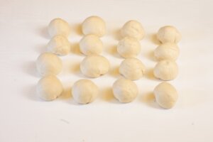 Divide la masa en 16 porciones