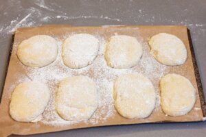 Coloca los molletes eu una bandaja forrada con papel de horno