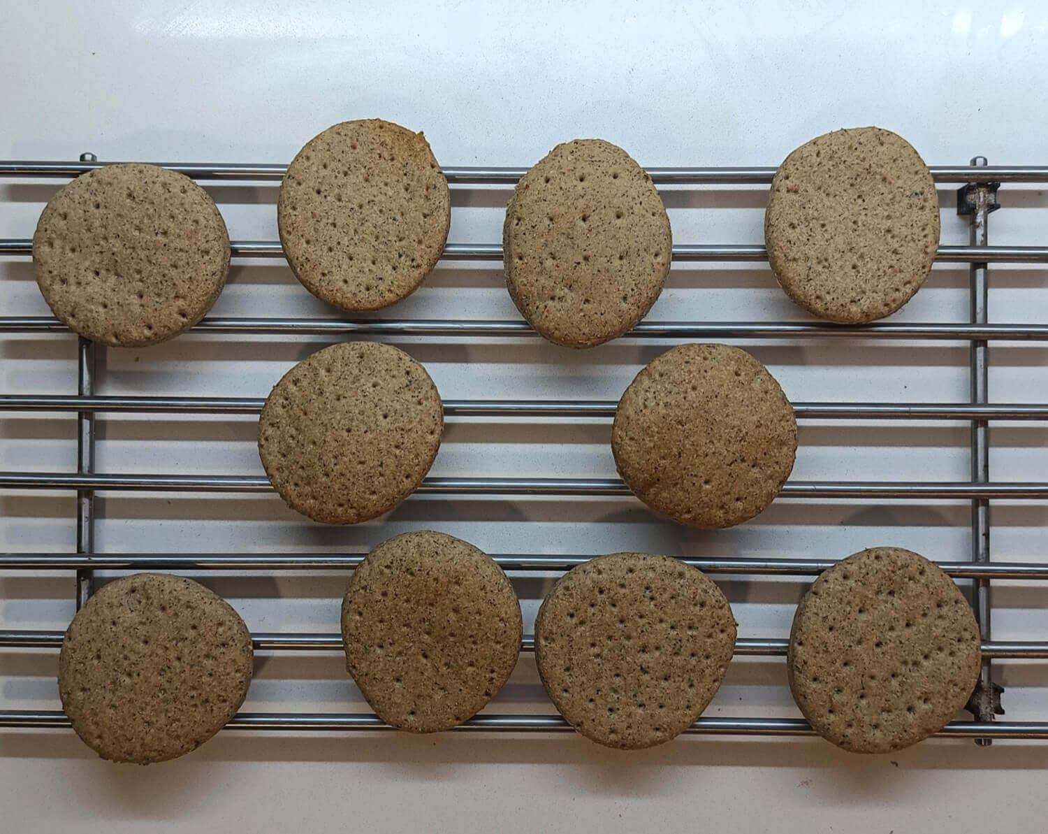 Deja enfriar las galletas sobre una rejilla