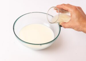 Echa limón en la leche y deja reposar 10 minutos