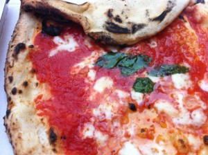 Pizza margarita en Da Michele, Nápoles