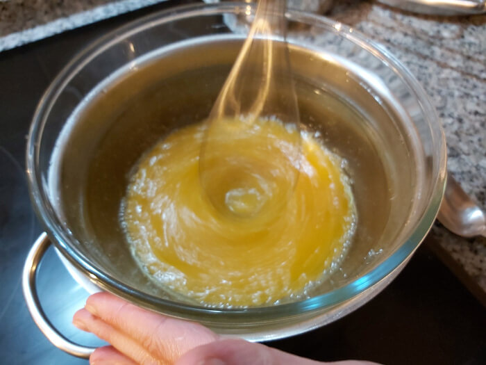 Bate los huevos, la miel y el azúcar al baño maria hasta obtener una crema fina