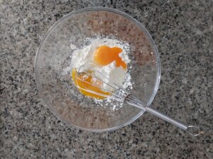 Mezcla los ingredientes de la crema en un bol