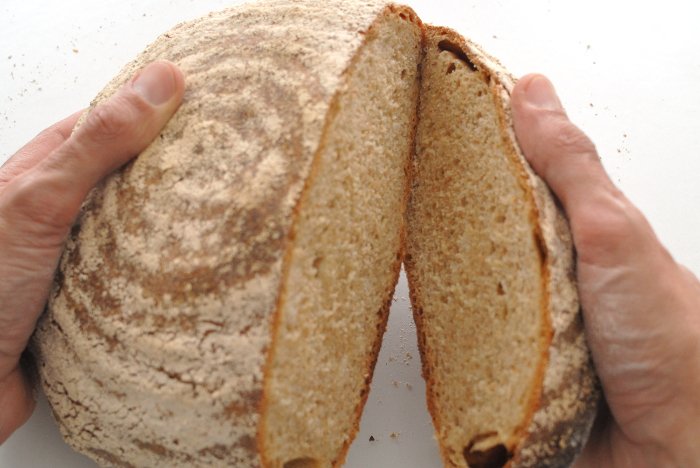 Una forma primitiva de comer pan: hogaza de escaña