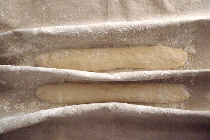 Barras colocadas sobre la tela de lino, listas para la fermentación