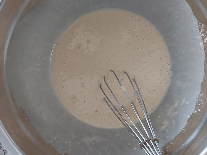 Mezcla los ingredientes de los pancakes en un bol y bate con unas varillas