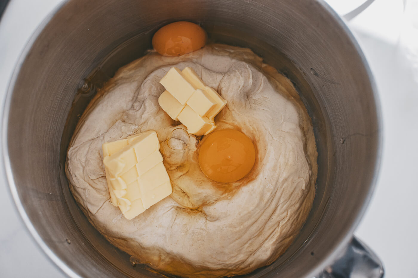 Bola mirandesa: mezcla los huevos con la mantequilla y el aceite.
