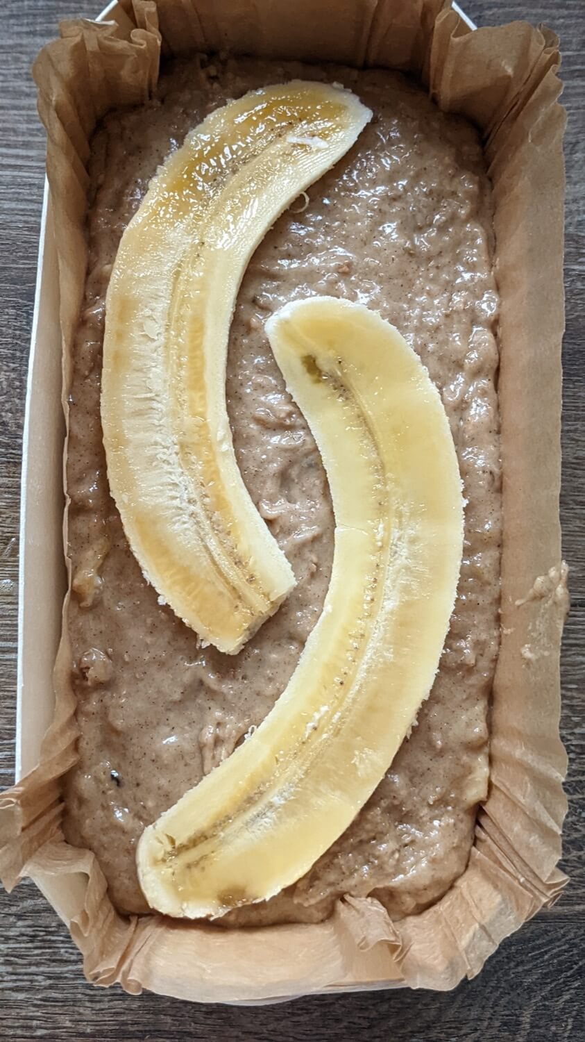 Coloca un plátano cortado a la mitad