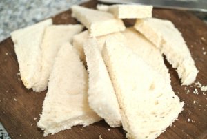 triángulos de pan sin corteza para forrar el molde.