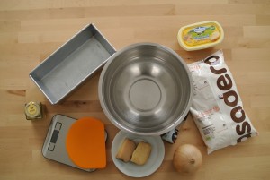 utensilios e ingredientes necesarios para hacer pan de queso y cebolla