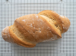 Deja enfriar el pan sobre una rejilla